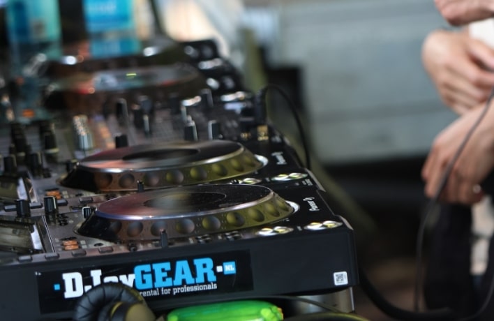 draaitafel van een DJ op een bedrijfsfeest