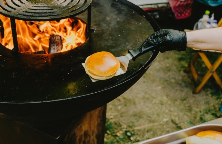 Hamburger die wordt bereid op een zakelijk evenement